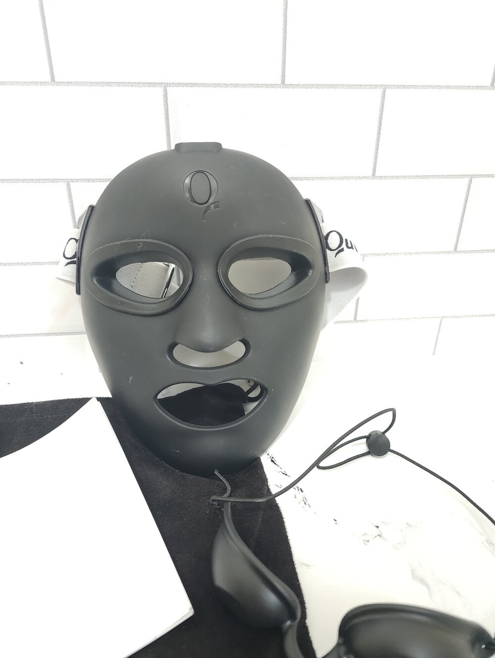 Qure Q-Rejuvalight Pro Facewear Red Light Therapy Mask - Picture 2 of 7